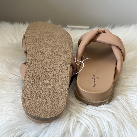 🆕NWT Universal Thread sandals - Picture 3 of 3